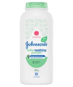 Johnsons Baby Pure Maisstivelse med Aloe Vera & Vitamin E Soothing Powder absorberer skånsomt overflødig fuktighet for å holde huden tørr og myk, samtidig som den beroliger og frisker opp huden.