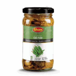 Shan chilisylte, tilberedt med verdens fineste grønne chilier, marinert og stikket med en rik blanding av krydder, er et krydret tilbehør til favorittmåltidene dine.