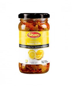 Shan sitronpickle, tilberedt med verdens fineste sitron, marinert og pirket med en rik blanding av krydder, er et eksotisk tilbehør til favorittmåltidene dine.